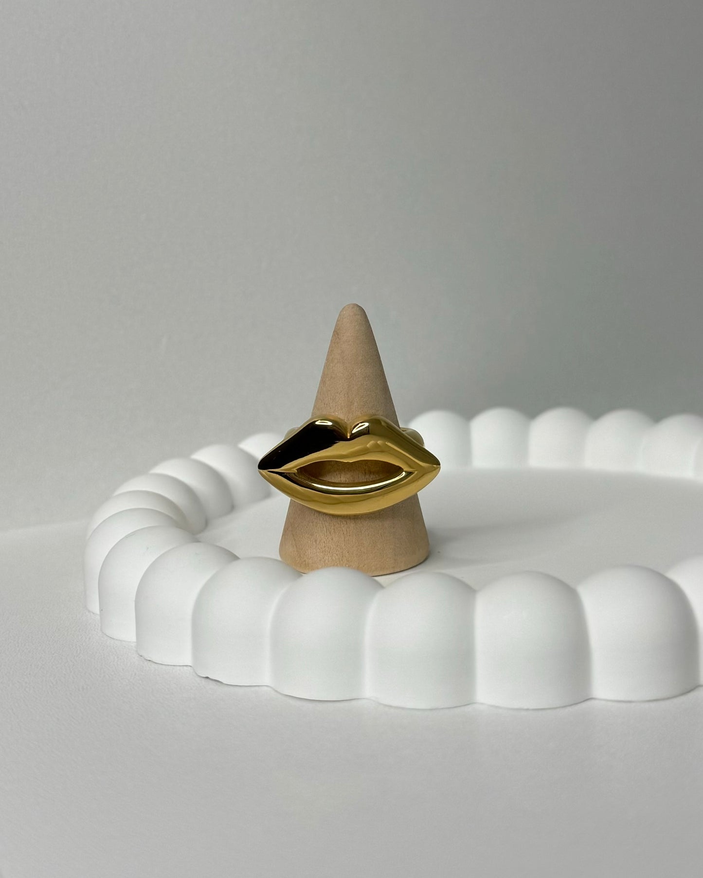 Kiss ring