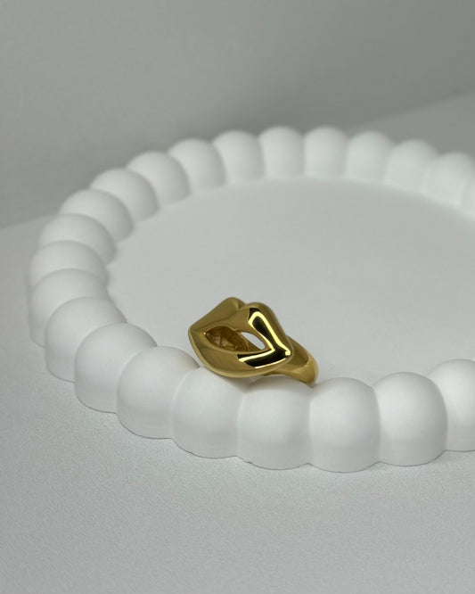 Kiss ring