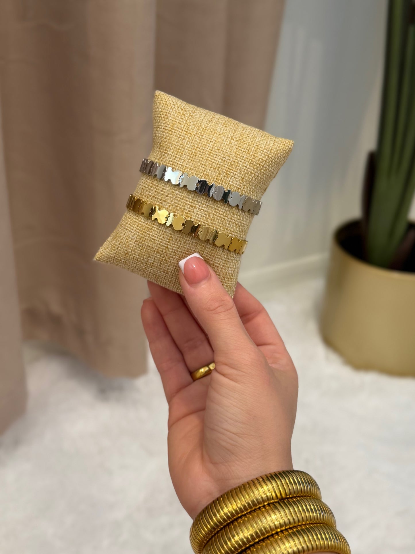 T*us bangle